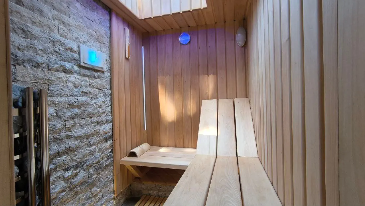 Mountain linden wood sauna at House in the Pines